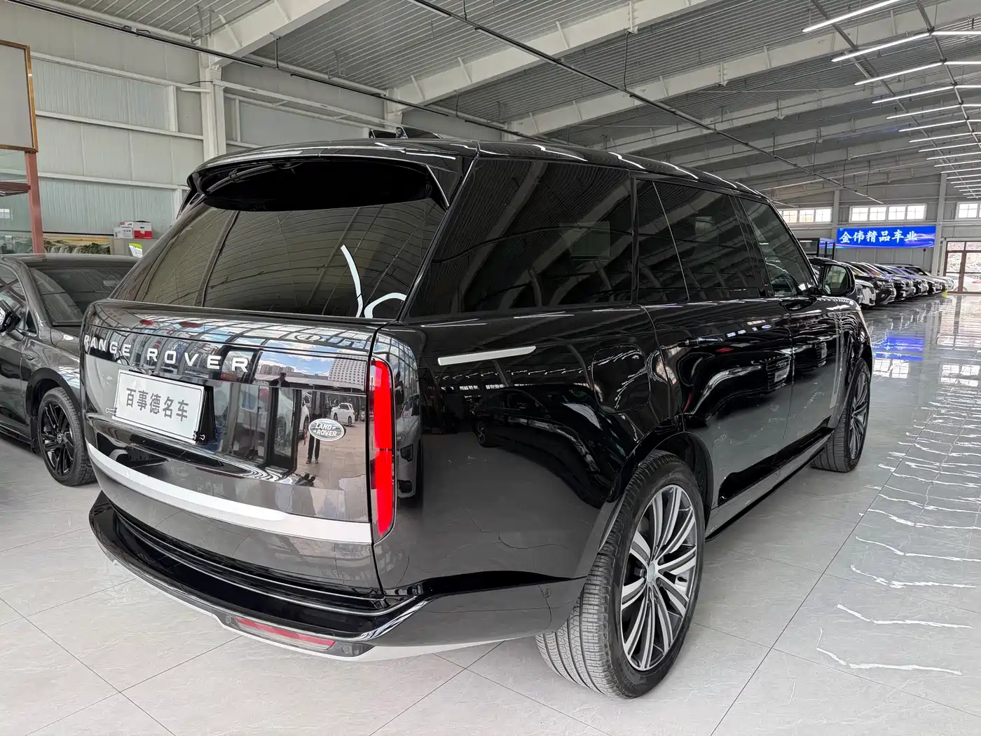 Land Rover Range Rover 2024 3.0 L6 400PS Genesis Extended фото 9