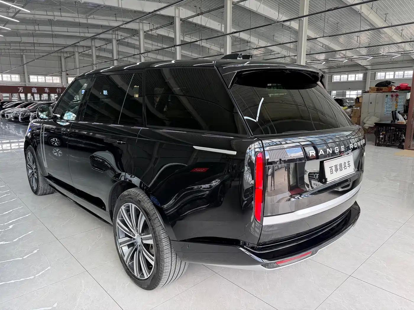 Land Rover Range Rover 2024 3.0 L6 400PS Genesis Extended фото 7