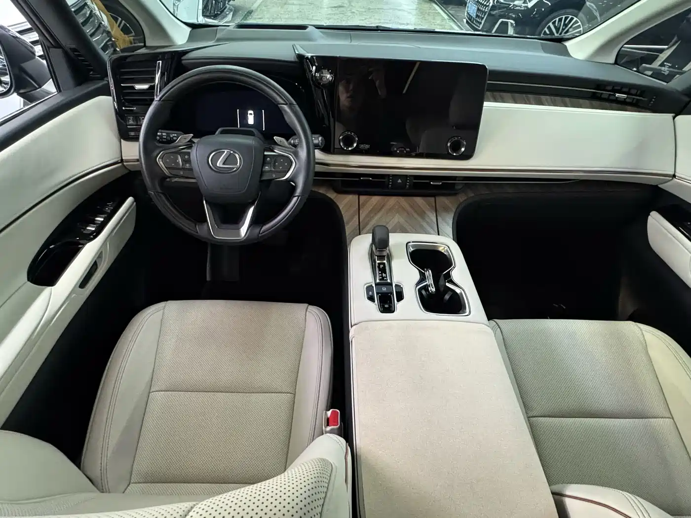 Lexus LM 2025 Model 500h Six-Seater Prestige Edition фото 6