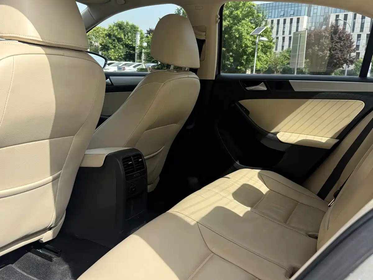 Volkswagen Sagitar 2012 1.4TSI Automatic Luxury фото 9