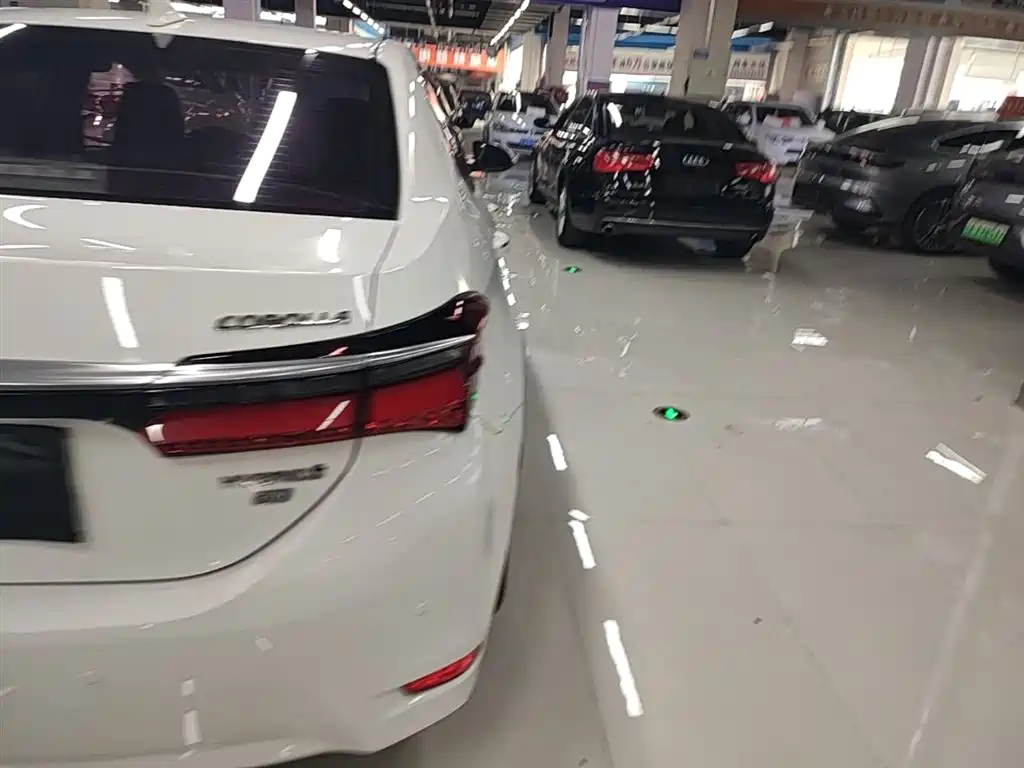 Toyota Corolla 2016 Dual Hybrid 1.8L E-CVT Elite Edition фото 8