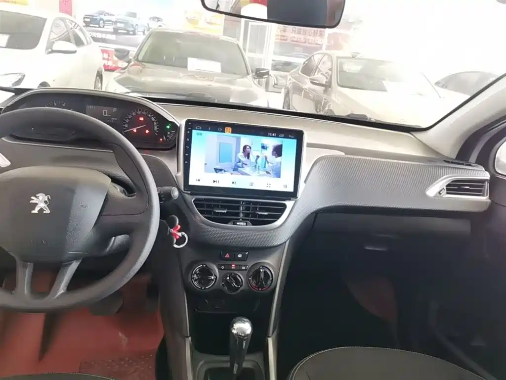Peugeot 2008 2018 1.6L Automatic Trend Edition фото 13
