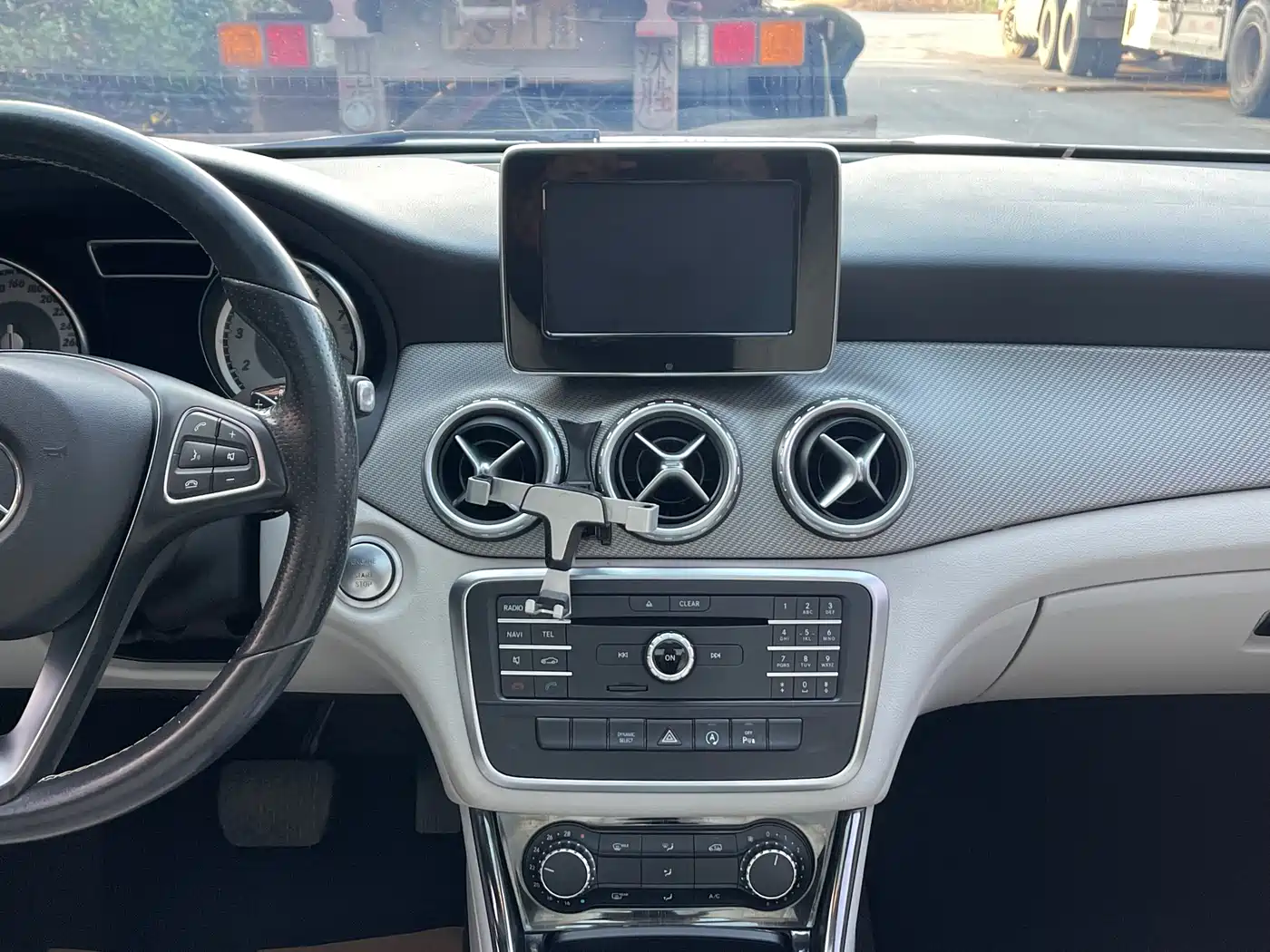 Mercedes-Benz GLA 2017 GLA 200 Dynamic фото 13