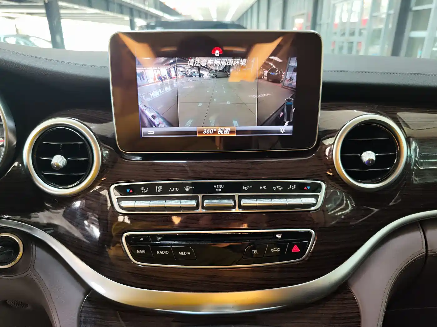 Mercedes-Benz V-Class 2017 Model V 260 L Premium Extended Edition фото 14