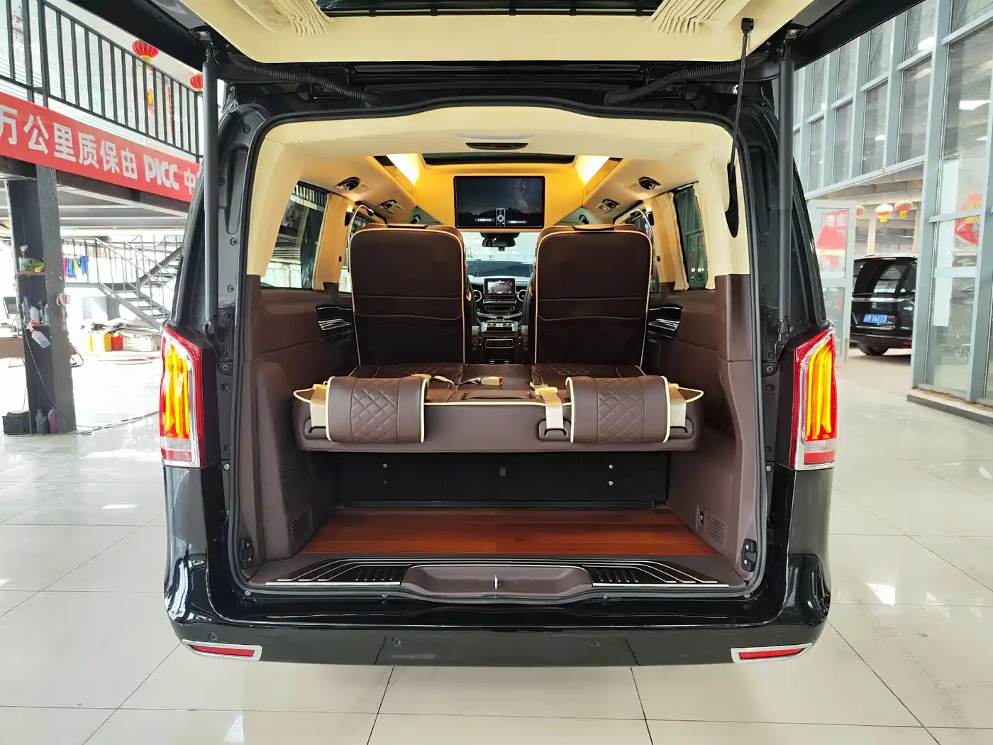 Mercedes-Benz V-Class 2017 Model V 260 L Premium Extended Edition фото 25