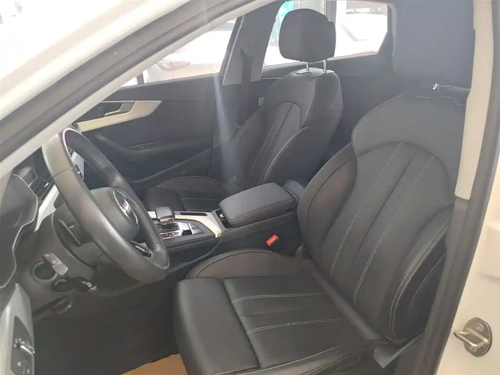 Фото 15 - Audi A4L