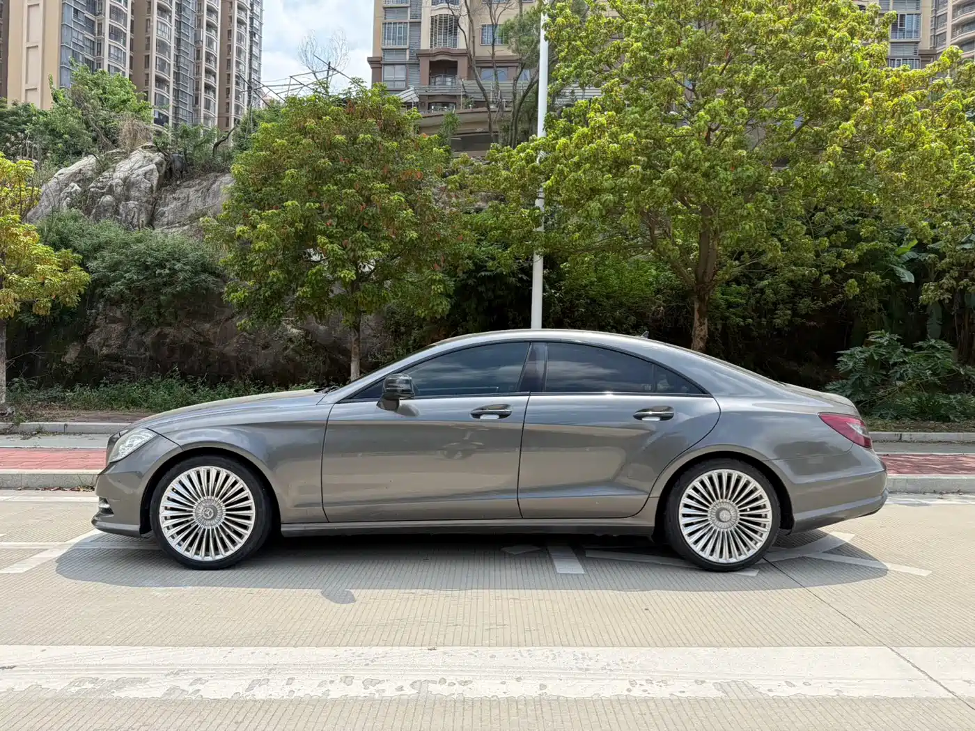 Photo 4 - Mercedes-Benz CLS