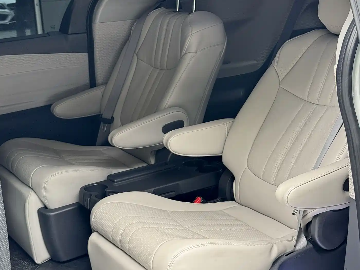 Toyota Granvia 2024 2.5L Hybrid Comfort фото 9