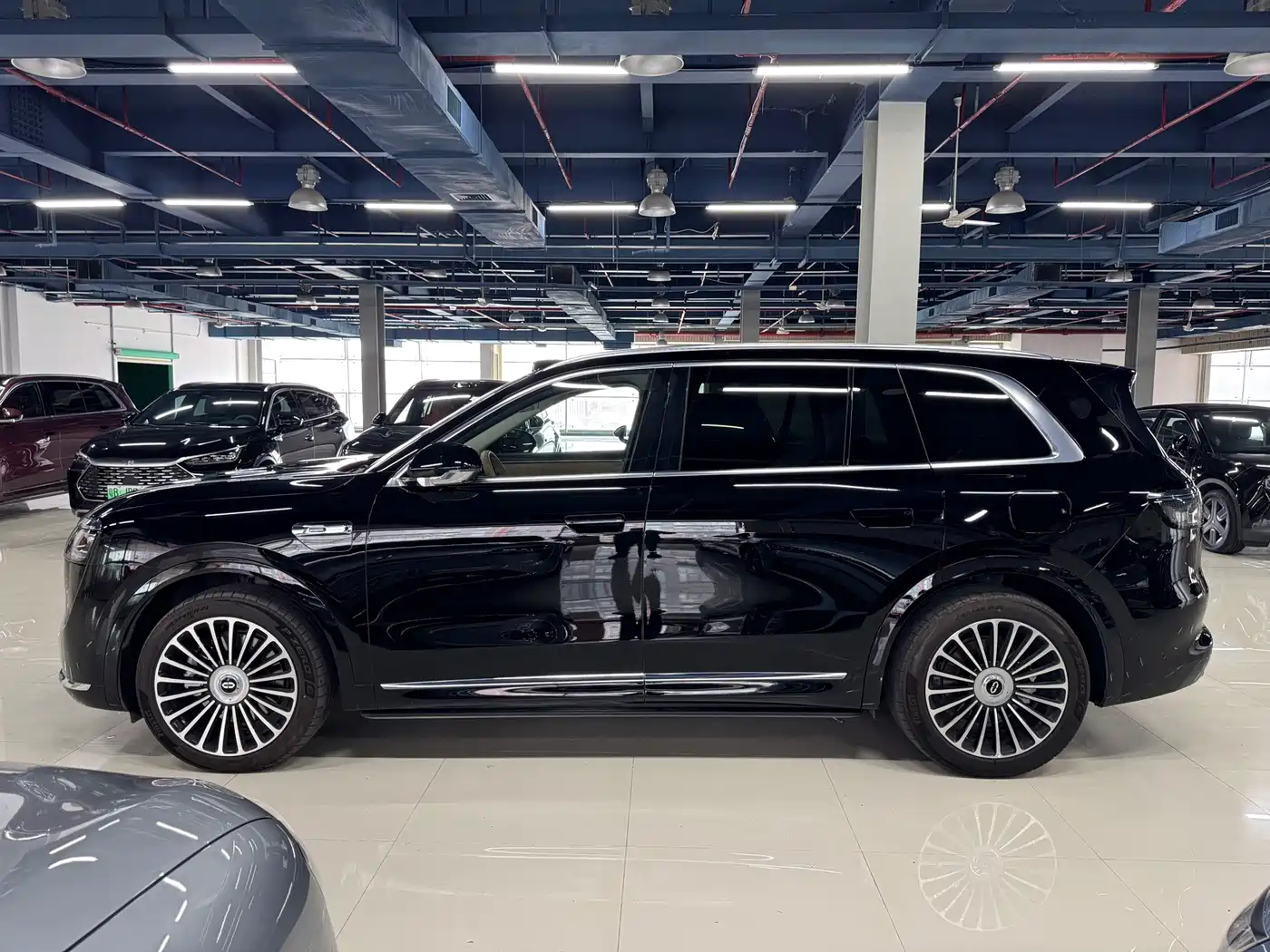 AITO Wenjie AITO M8 2025 Extended Range Ultra 53.4kWh 6-Seater фото 3