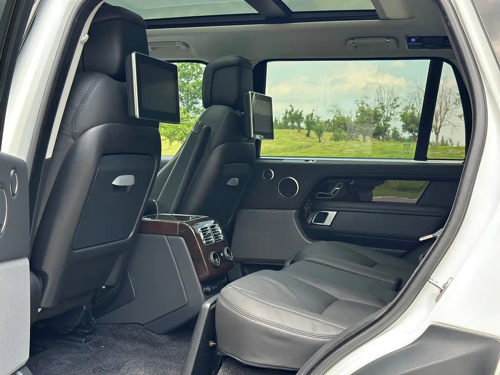 Photo 22 - Land Rover Range Rover