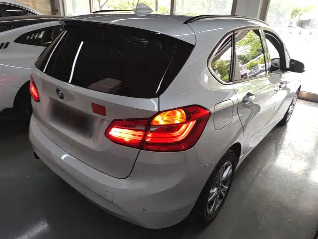 BMW 2 Series Touring 2016 218i Leading фото 7