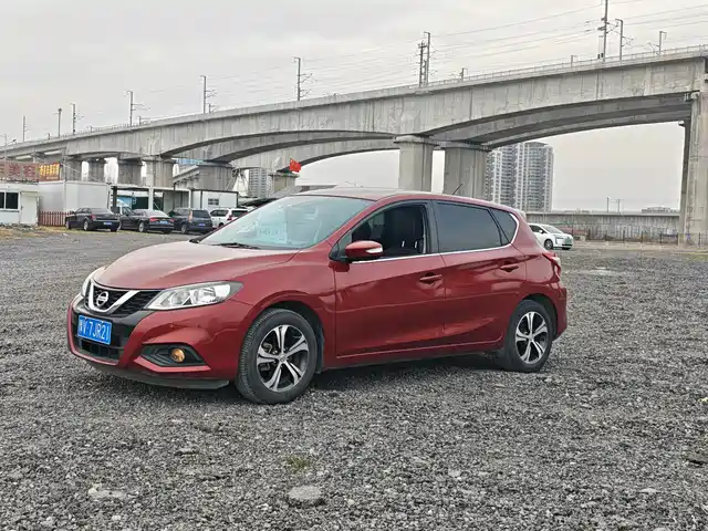 NISSAN TIIDA