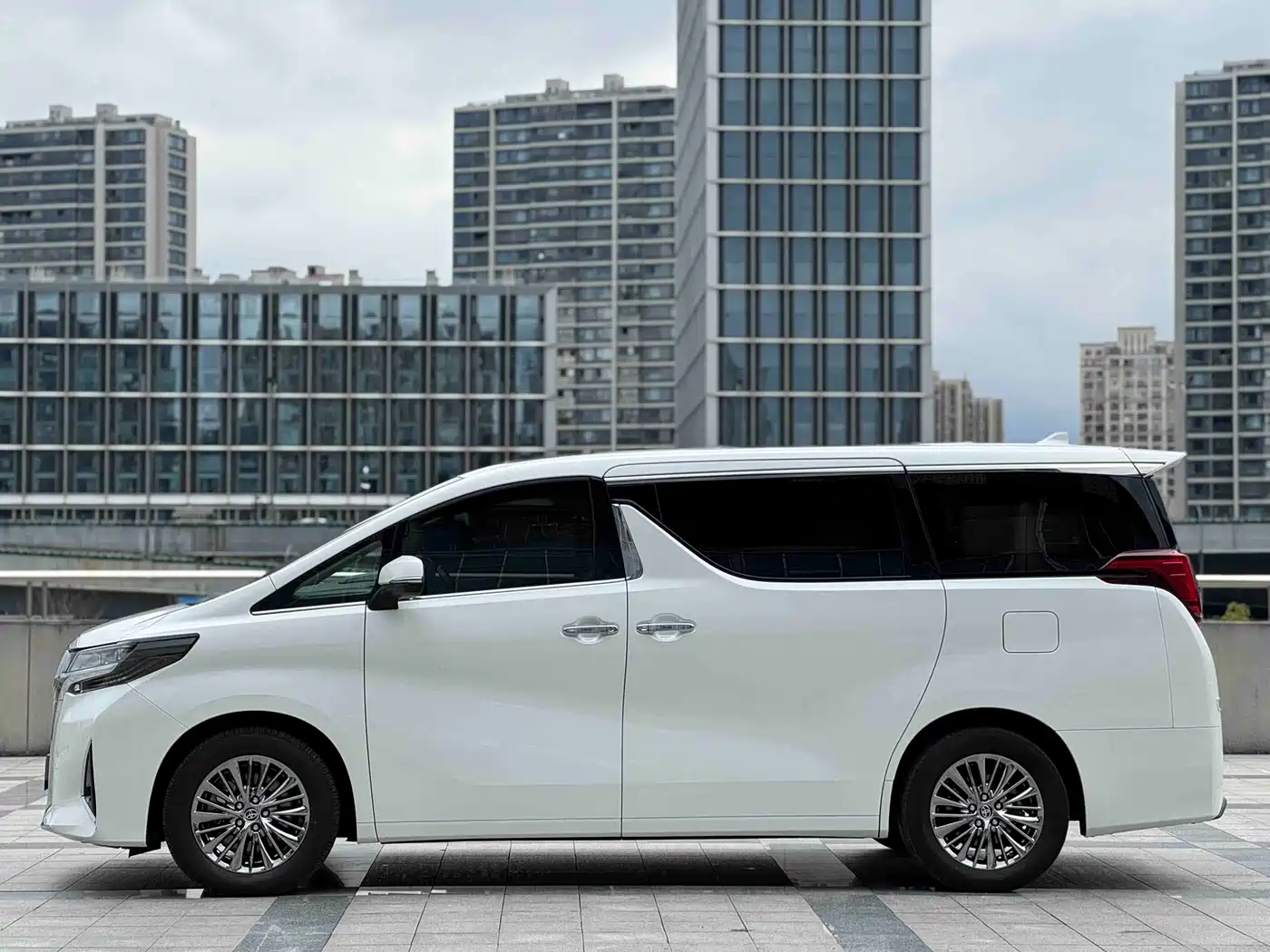 Toyota Alphard 2020 Hybrid 2.5L Luxury Edition фото 17