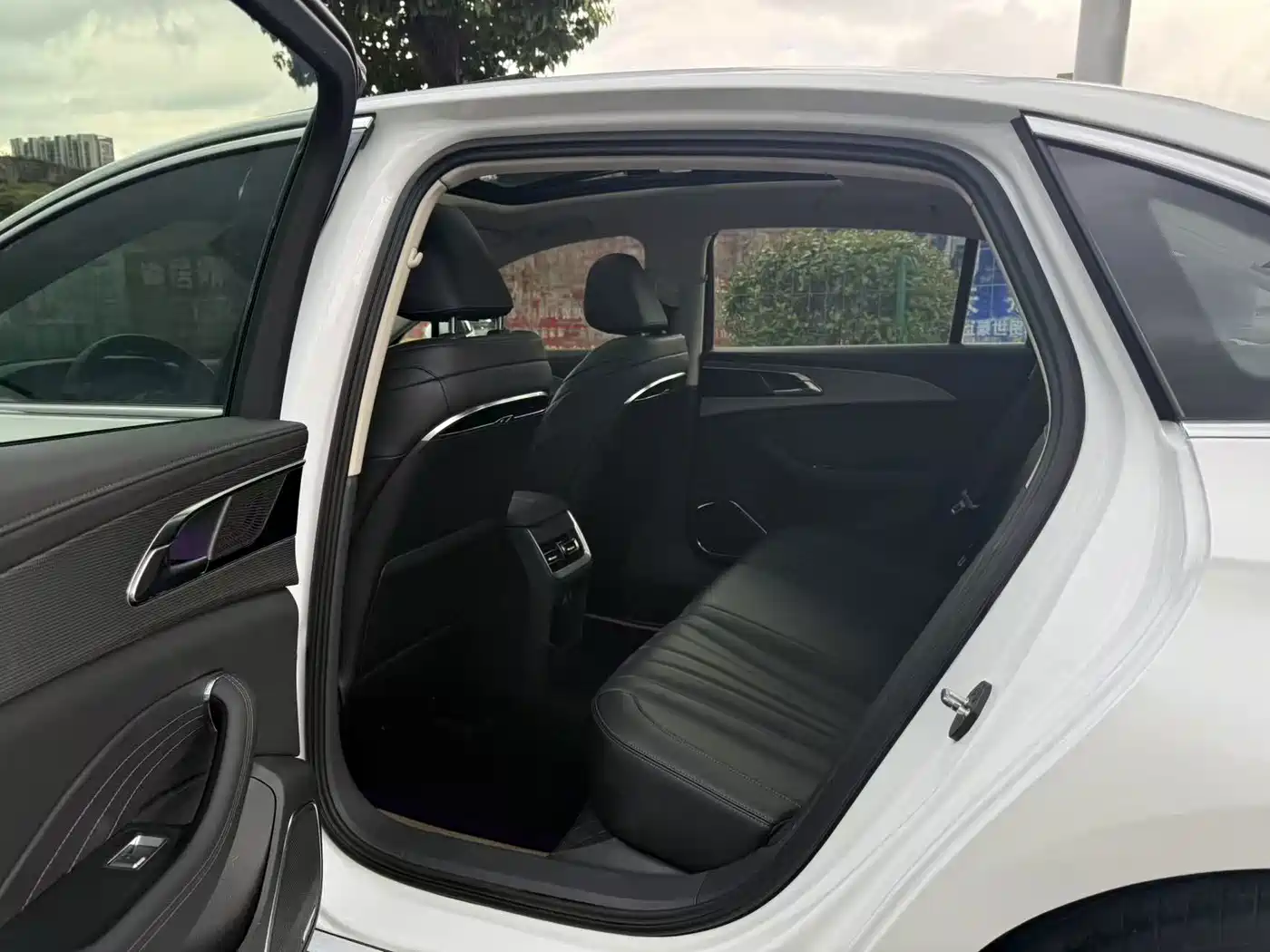 Фото 9 - Hongqi H5