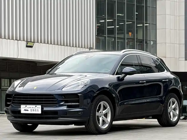 PORSCHE MACAN