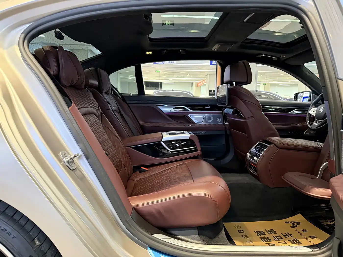 Фото 10 - BMW 7 Series