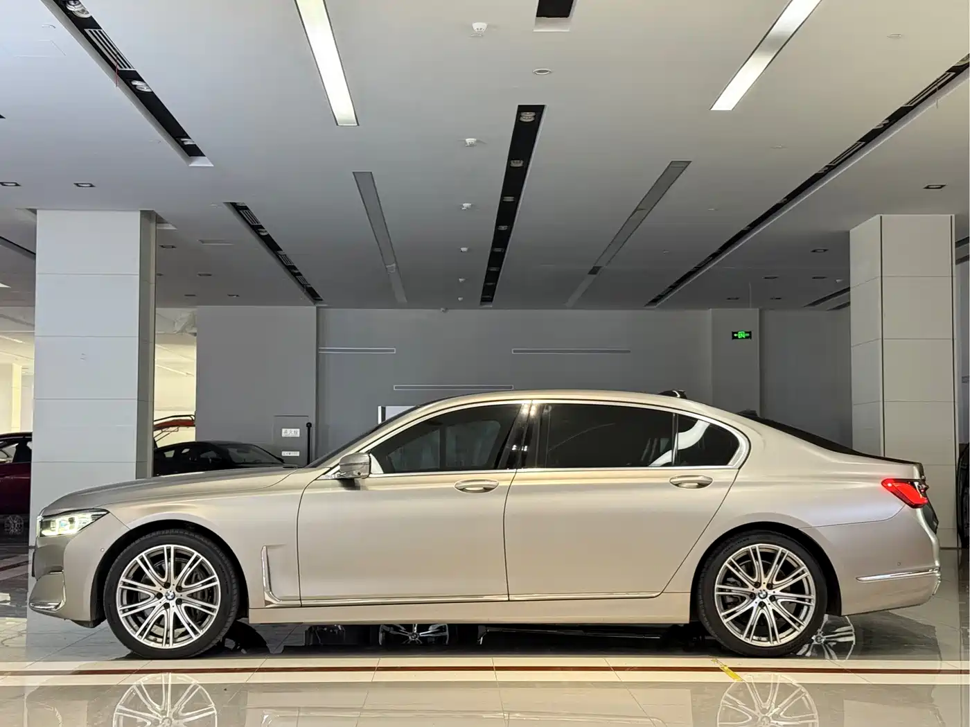 Фото 17 - BMW 7 Series