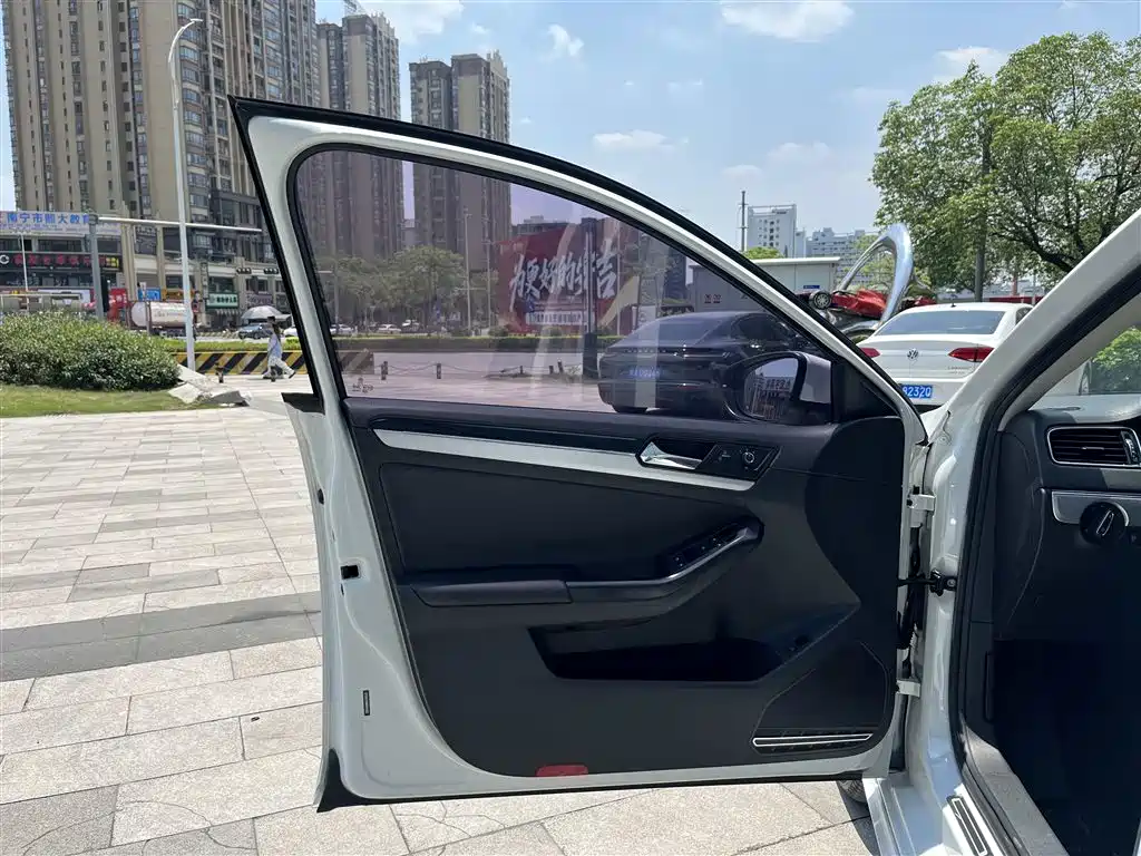 Volkswagen Sagitar 2018 280TSI DSG Spark Edition фото 9