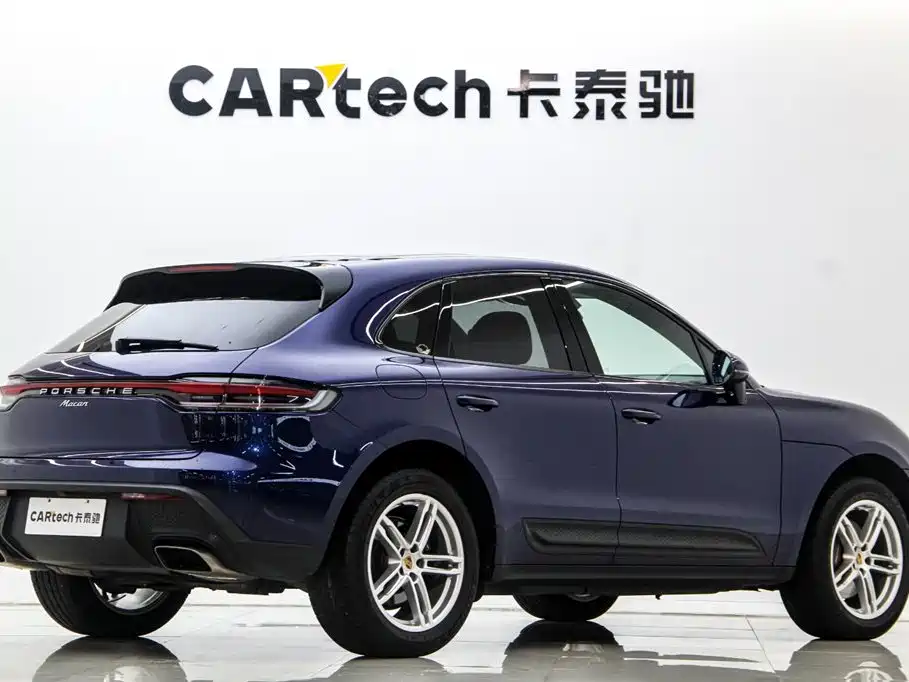 PORSCHE MACAN