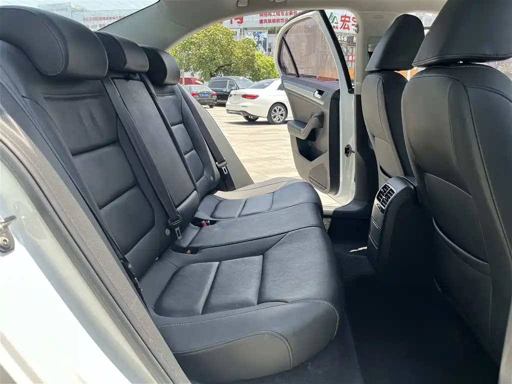 Volkswagen Sagitar 2018 280TSI DSG Spark Edition фото 13