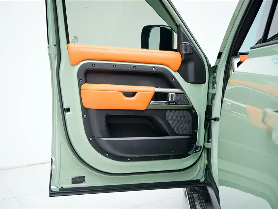 Land Rover Defender 2023 110 3.0T P400 75th Anniversary Legend Edition фото 11