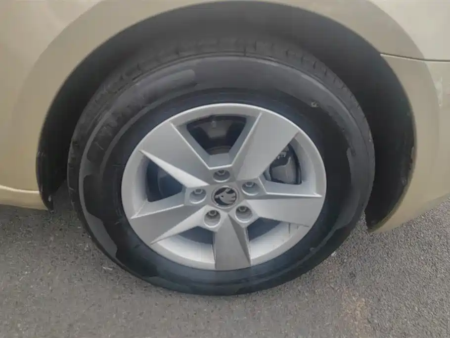 Škoda Octavia 2015 1.6L Manual逸杰版 фото 6