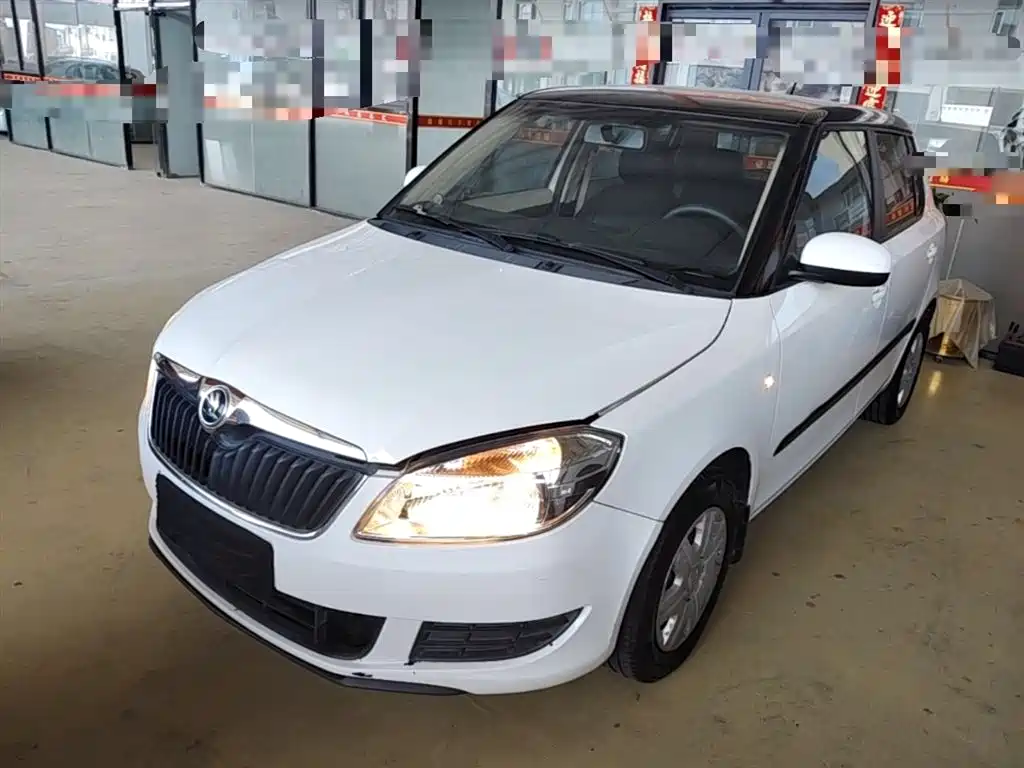 Škoda Fabia 2014 1.4L Automatic Crystal Edition фото 2