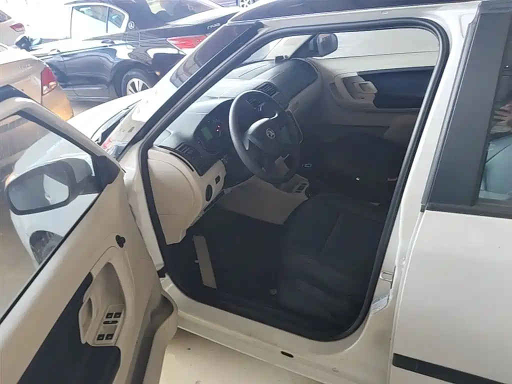 Škoda Fabia 2014 1.4L Automatic Crystal Edition фото 16