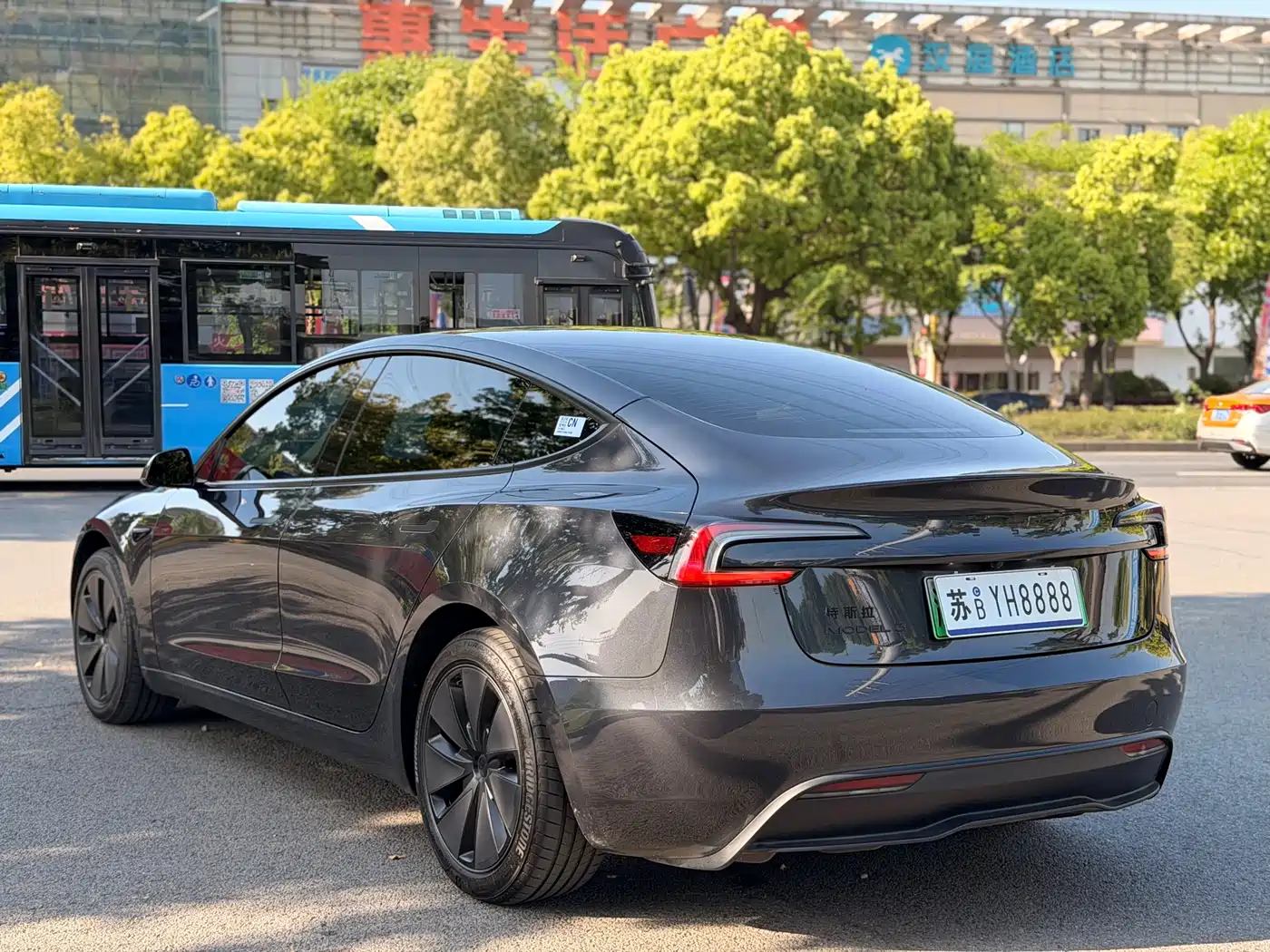 TESLA MODEL 3