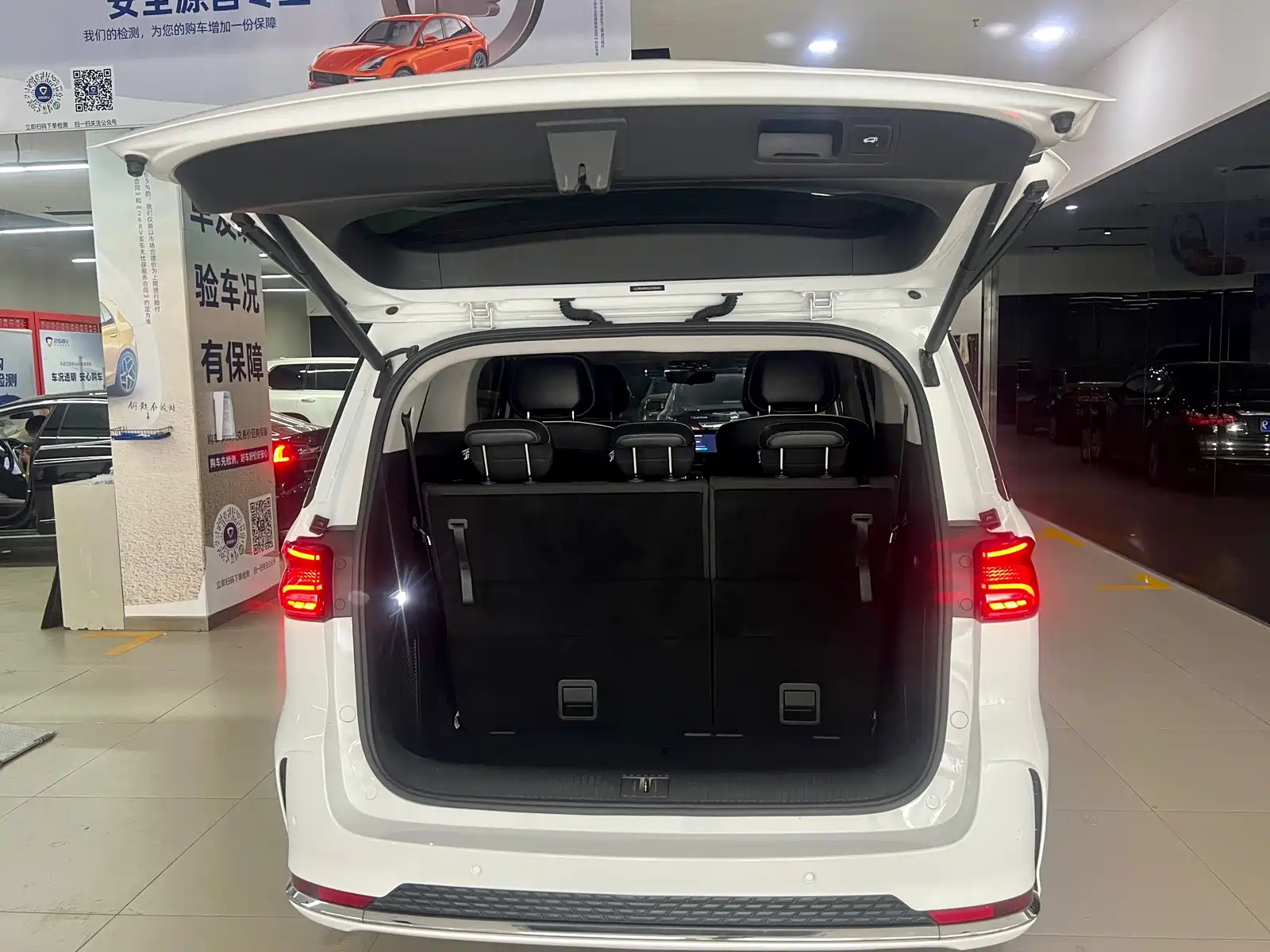 Фото 16 - Roewe iMAX8