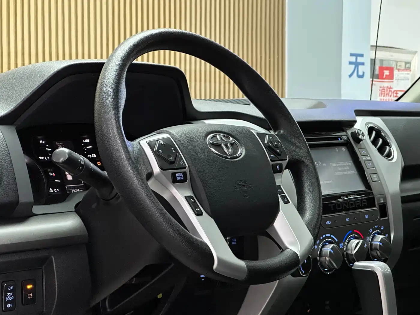 Toyota Tundra фото 8