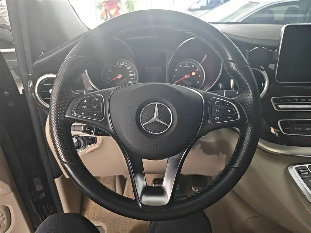 Mercedes-Benz V-Class 2017 Model V 260 L Premium Extended Edition фото 17