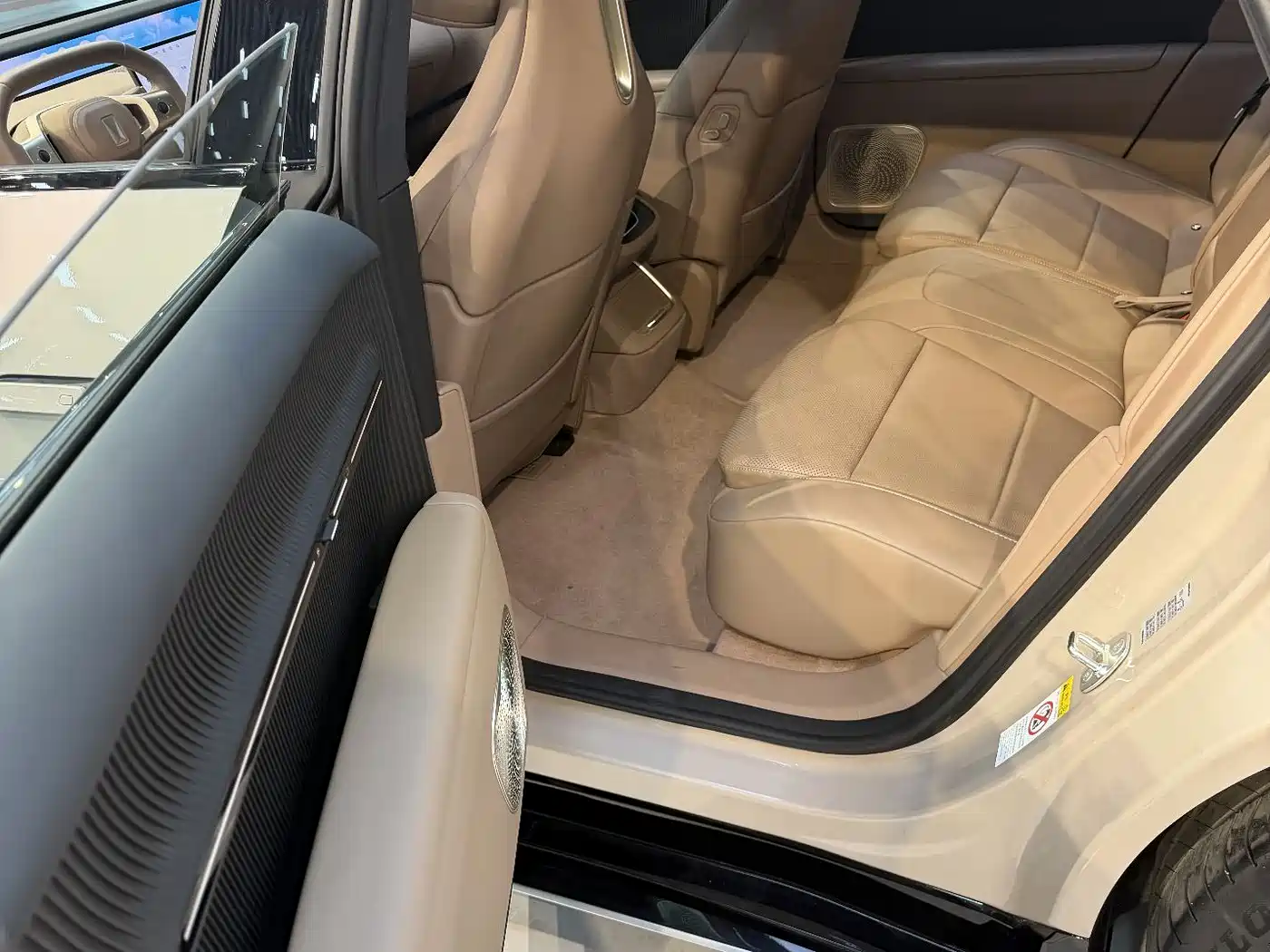 Avatr 12 2026 Pure Electric AWD 4-Seater фото 15