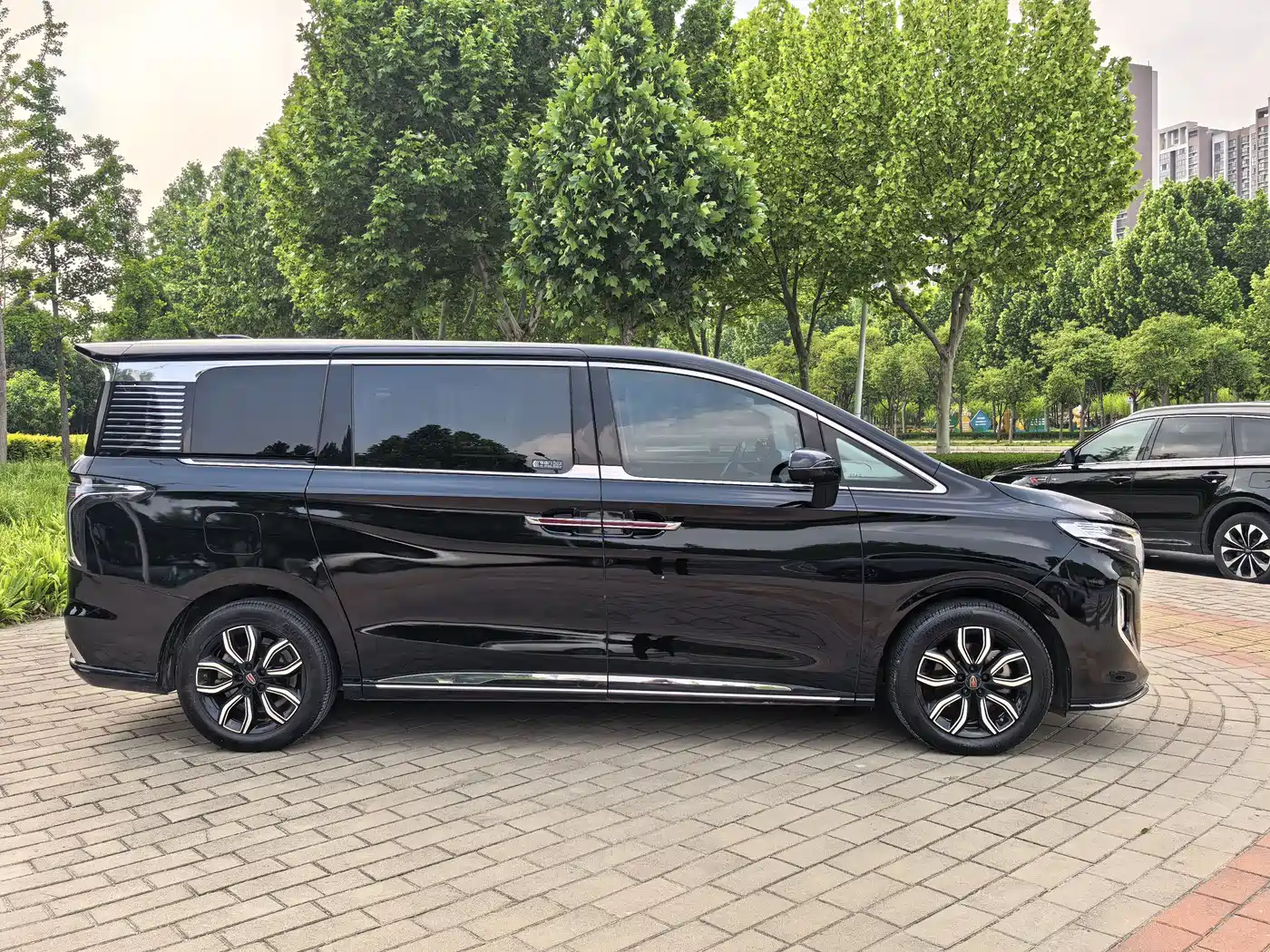 Hongqi HQ9 2023 2.0T Smart Connect Flag Enjoy Edition фото 4