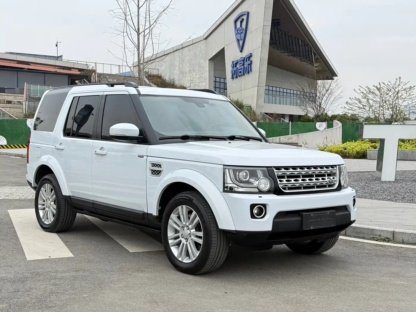 Land Rover Discovery 2016 3.0 SC V6 HSE фото 3