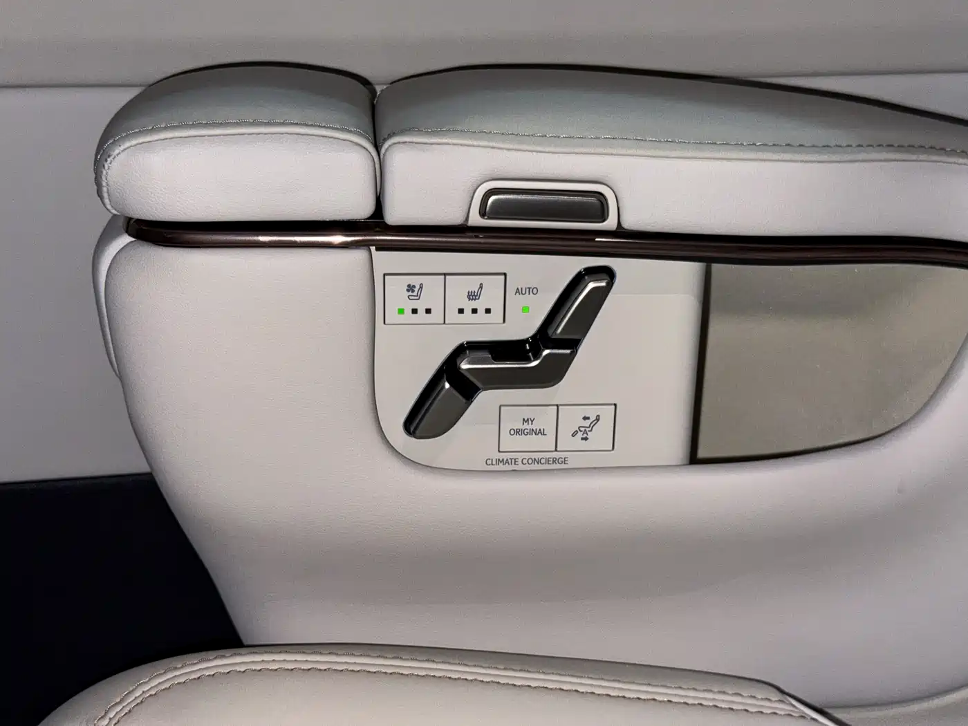 Lexus LM 2023 500h 6-Seater Prestige Edition фото 25