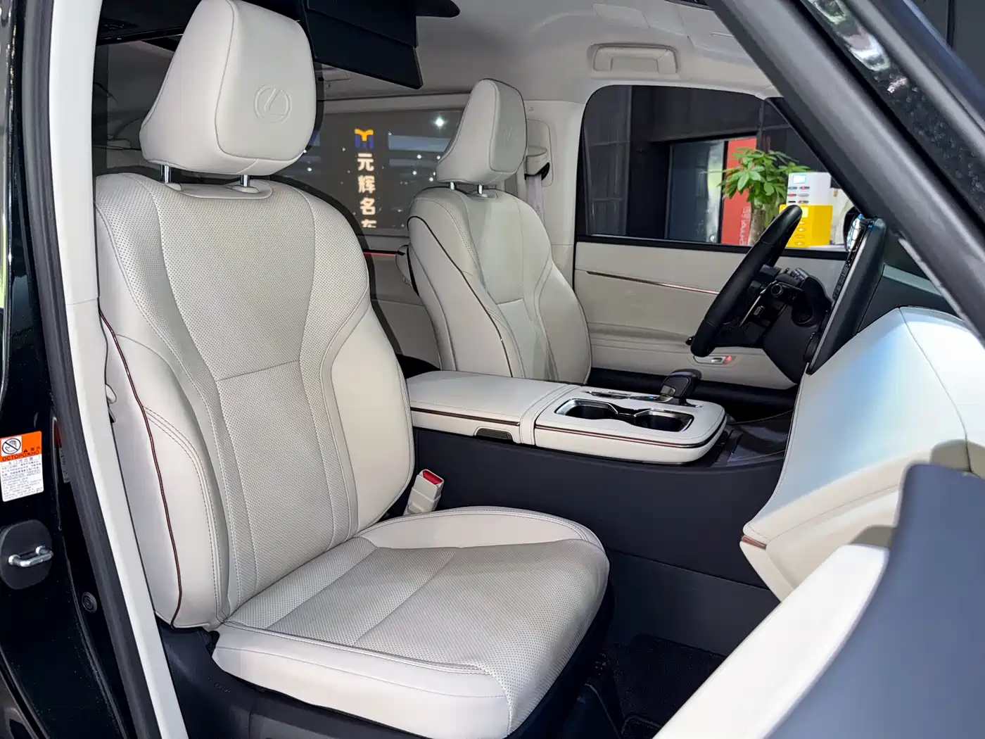 Lexus LM 2023 500h 6-Seater Prestige Edition фото 32