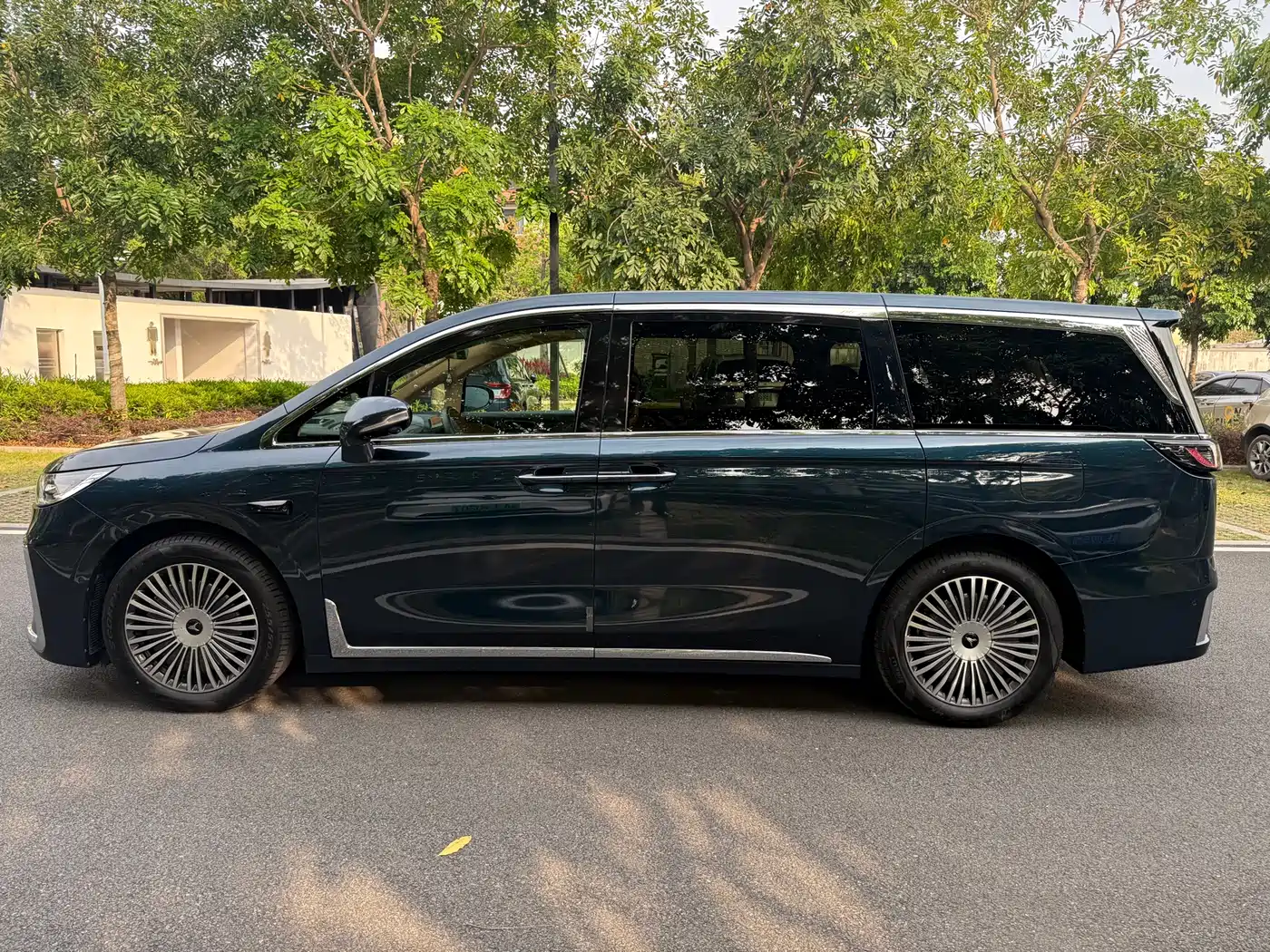 Voyah Auto Voyah Dreamer 2025 Model PHEV 4WD Premium QianKun Edition фото 2