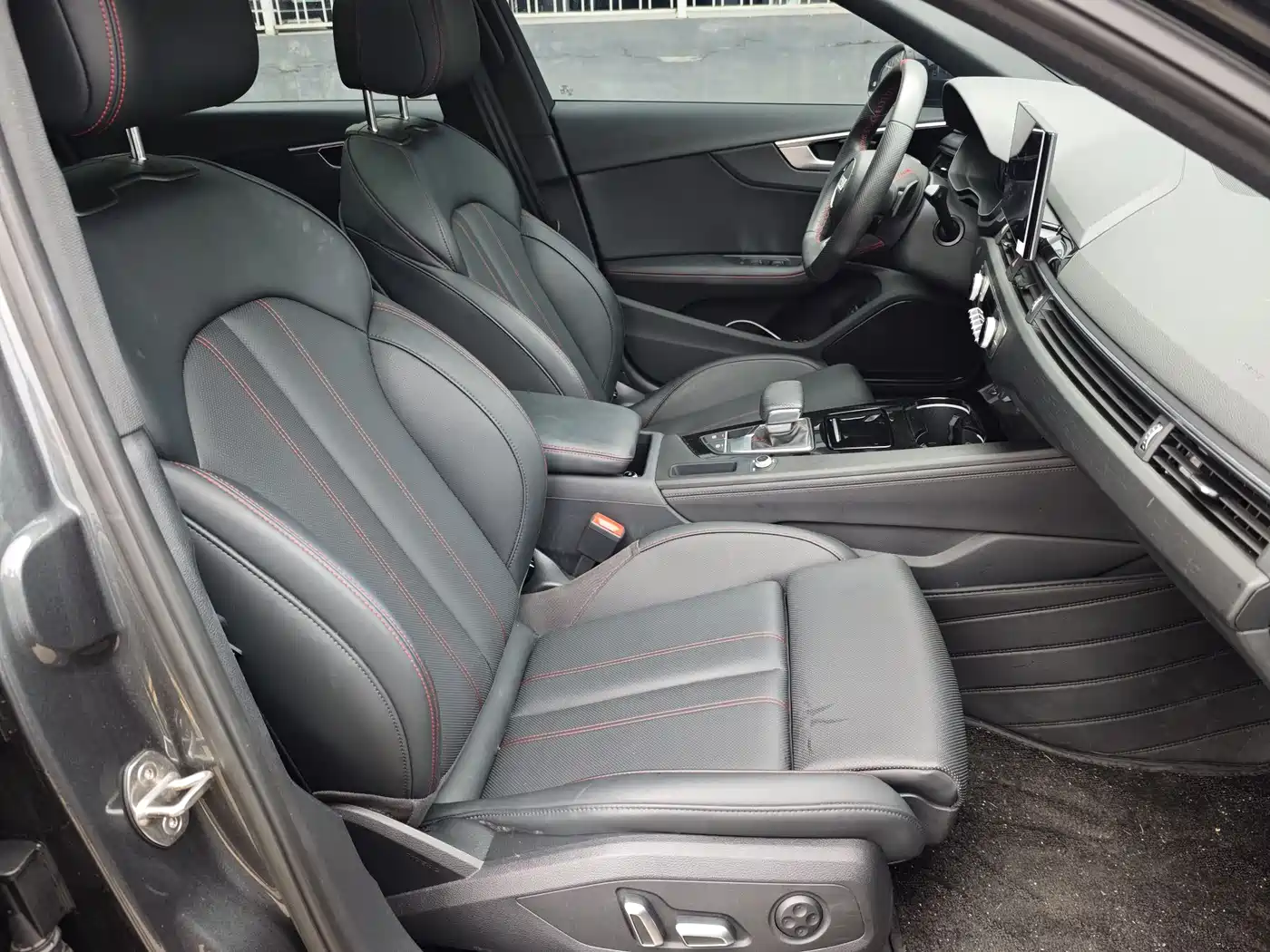 Audi A4L 2025 2 Million Celebration Edition 40 TFSI Luxury Dynamic фото 9
