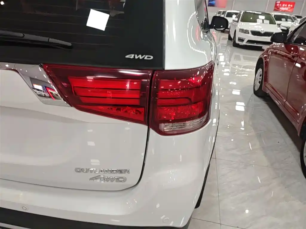 MITSUBISHI OUTLANDER