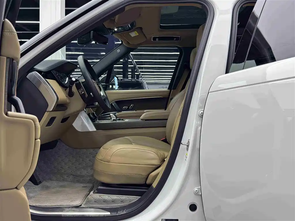 Land Rover Range Rover 2023 3.0 L6 360PS Golden Age Edition фото 6