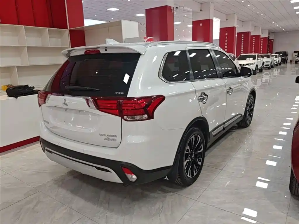 MITSUBISHI OUTLANDER