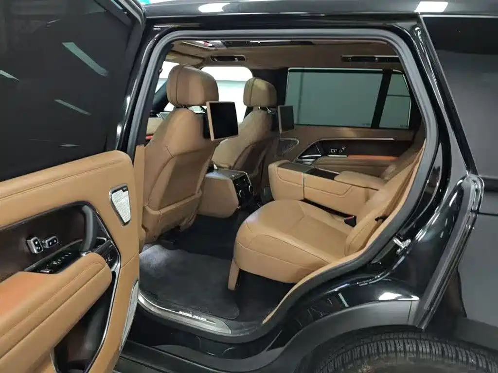 Land Rover Range Rover 2024 3.0 L6 400PS Genesis Extended фото 8