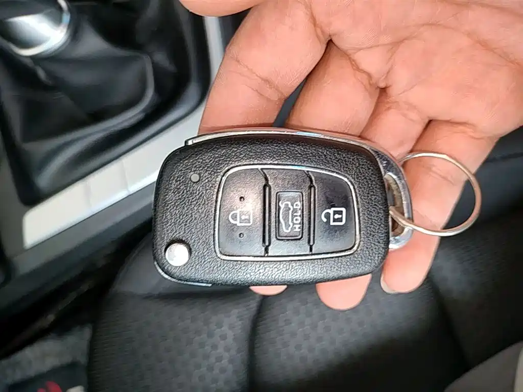 Hyundai Elantra 2016 1.6L Manual Smart & Vibrant Model фото 9