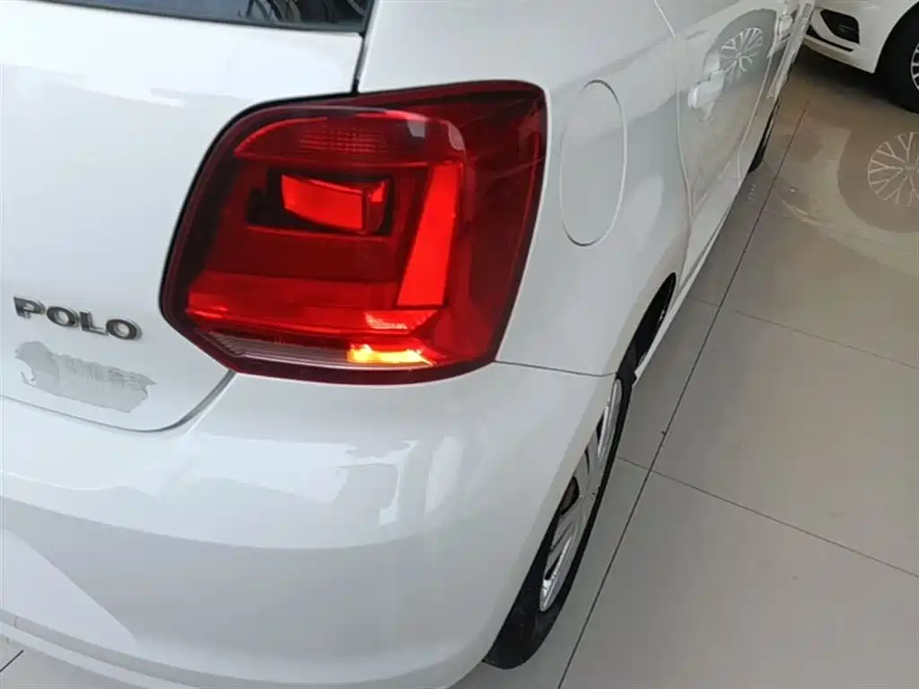 Volkswagen Polo 2016 1.4L Automatic Trend фото 8