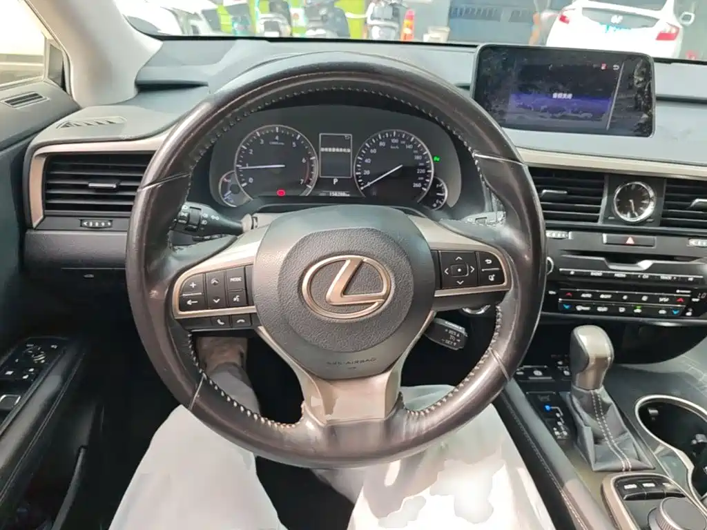 Фото 11 - Lexus RX
