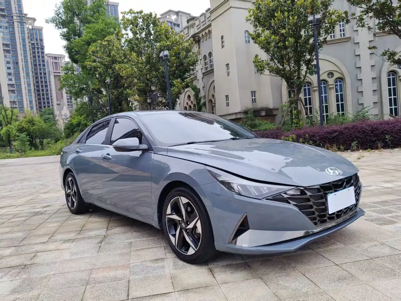 Hyundai Elantra 2022 1.5L CVT LUX Premium Edition фото 2