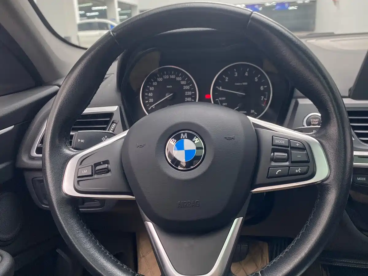 BMW 1 Series 2018 118i Sport Edition фото 7