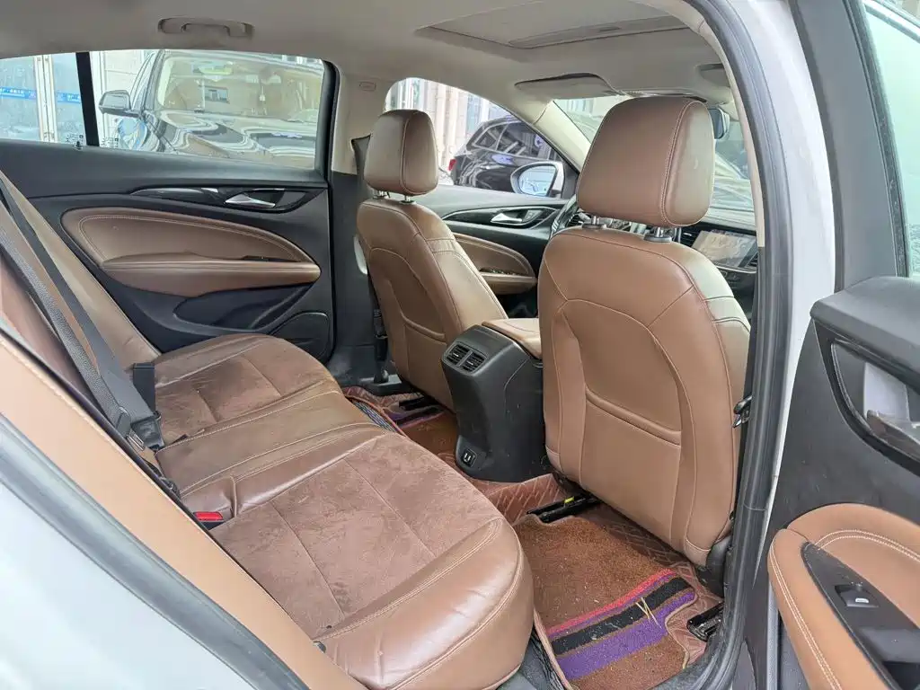 Photo 4 - Buick Regal