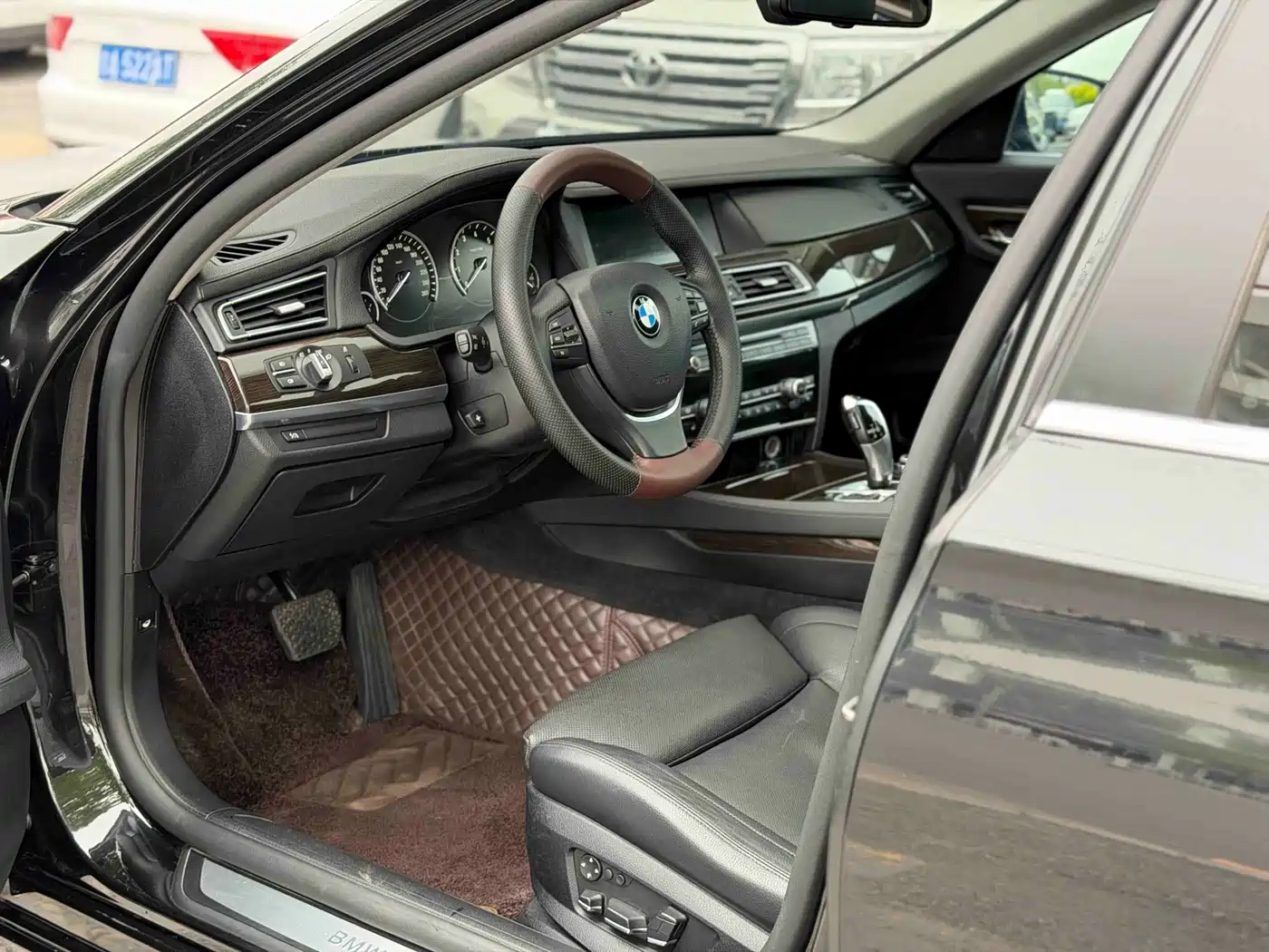 BMW 7 Series 2009 740Li Premium фото 3